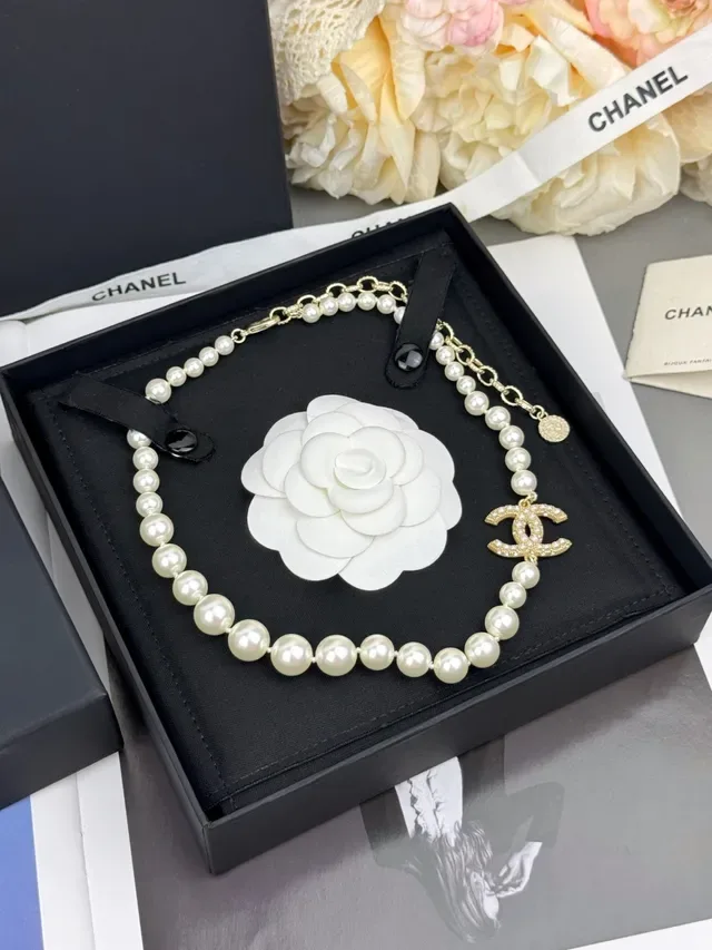 Chanel CC قلادة لؤلؤ سلسلة ذهب أبيض تعليقة شعار 5