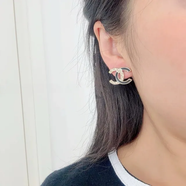 Chanel CC গোলাপি সোনা Interlocking Logo এনামেল ইয়ারিংস 5