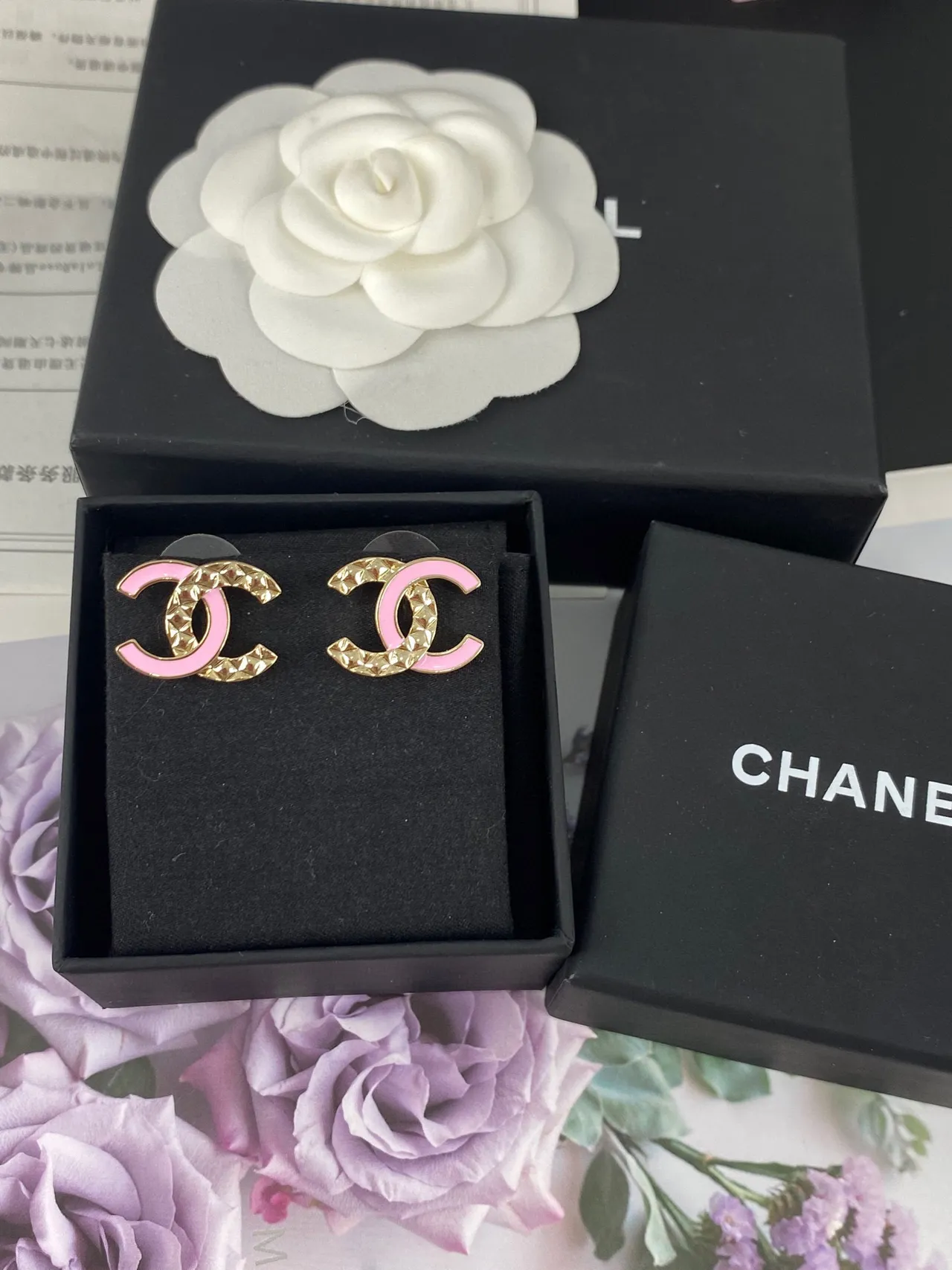Chanel CC গোলাপি সোনা Interlocking Logo এনামেল ইয়ারিংস 8