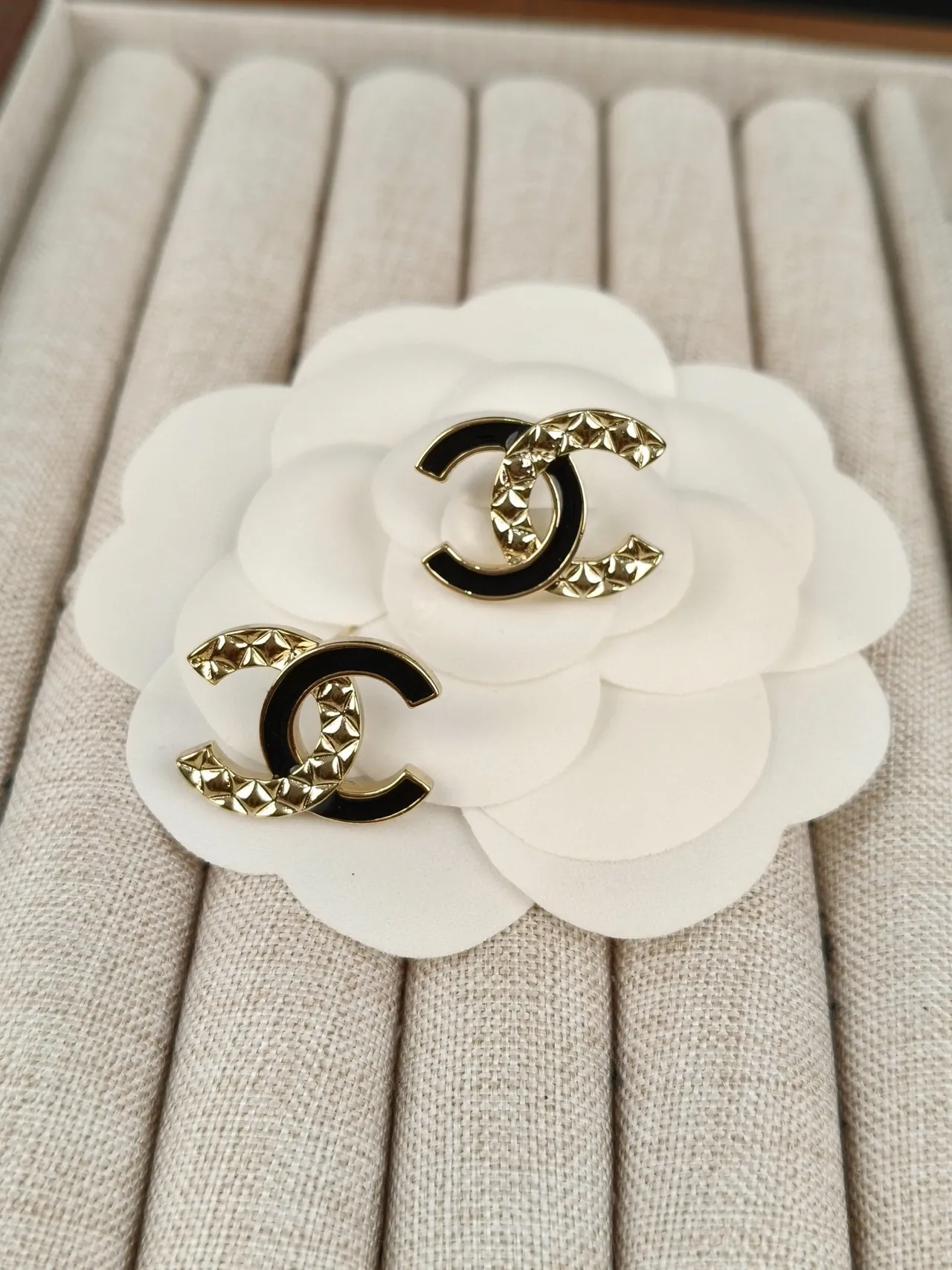 Chanel CC গোলাপি সোনা Interlocking Logo এনামেল ইয়ারিংস 9