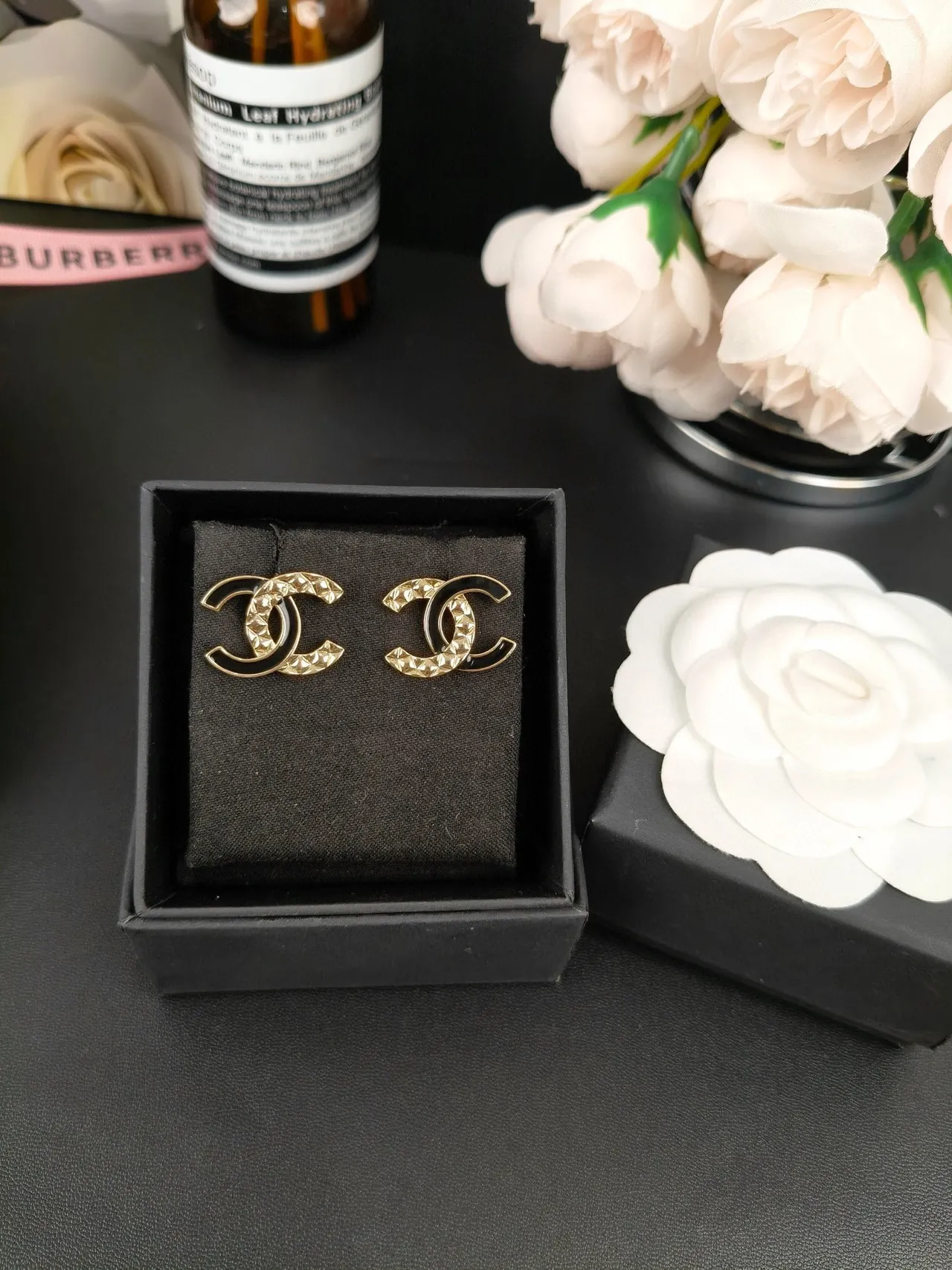 Chanel CC গোলাপি সোনা Interlocking Logo এনামেল ইয়ারিংস 10