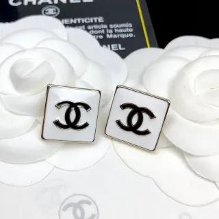 Chanel CC Square أبيض أسود مينا ستد لوجو متشابك أقراط