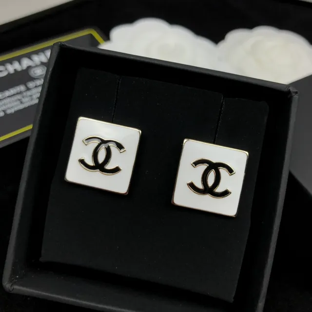 Chanel CC Square সাদা কালো এনামেল স্টাড ইন্টারলকিং লোগো কানের দুল 3