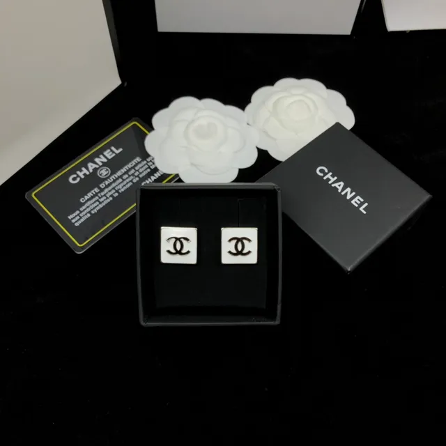 Chanel CC Square সাদা কালো এনামেল স্টাড ইন্টারলকিং লোগো কানের দুল 4