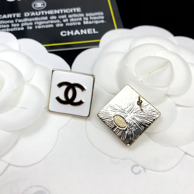Chanel CC Square সাদা কালো এনামেল স্টাড ইন্টারলকিং লোগো কানের দুল 5