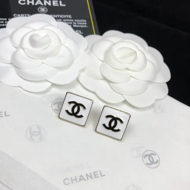 Chanel CC Square সাদা কালো এনামেল স্টাড ইন্টারলকিং লোগো কানের দুল 6