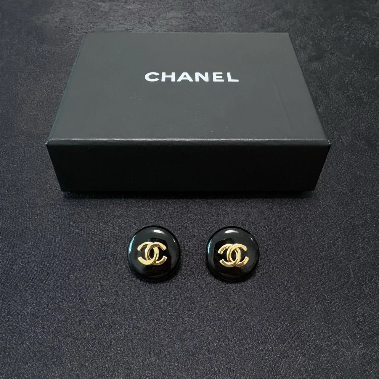 Chanel CC Brincos Stud Preto Dourado Redondos Esmaltados 2