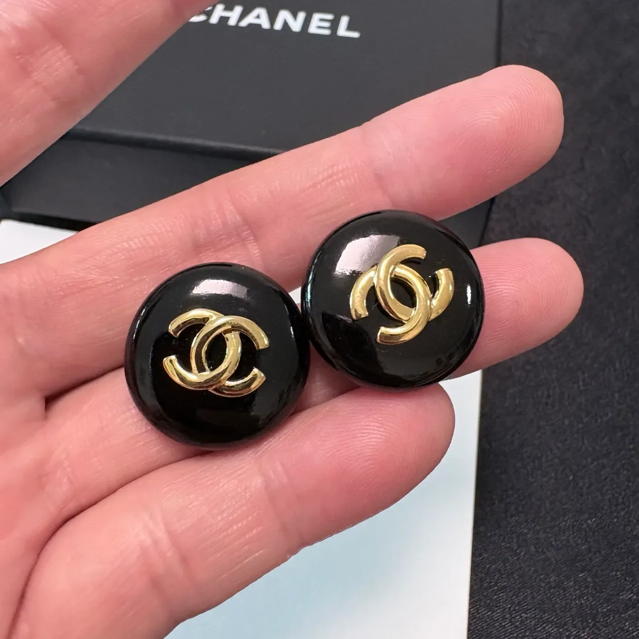 Chanel CC Brincos Stud Preto Dourado Redondos Esmaltados 3