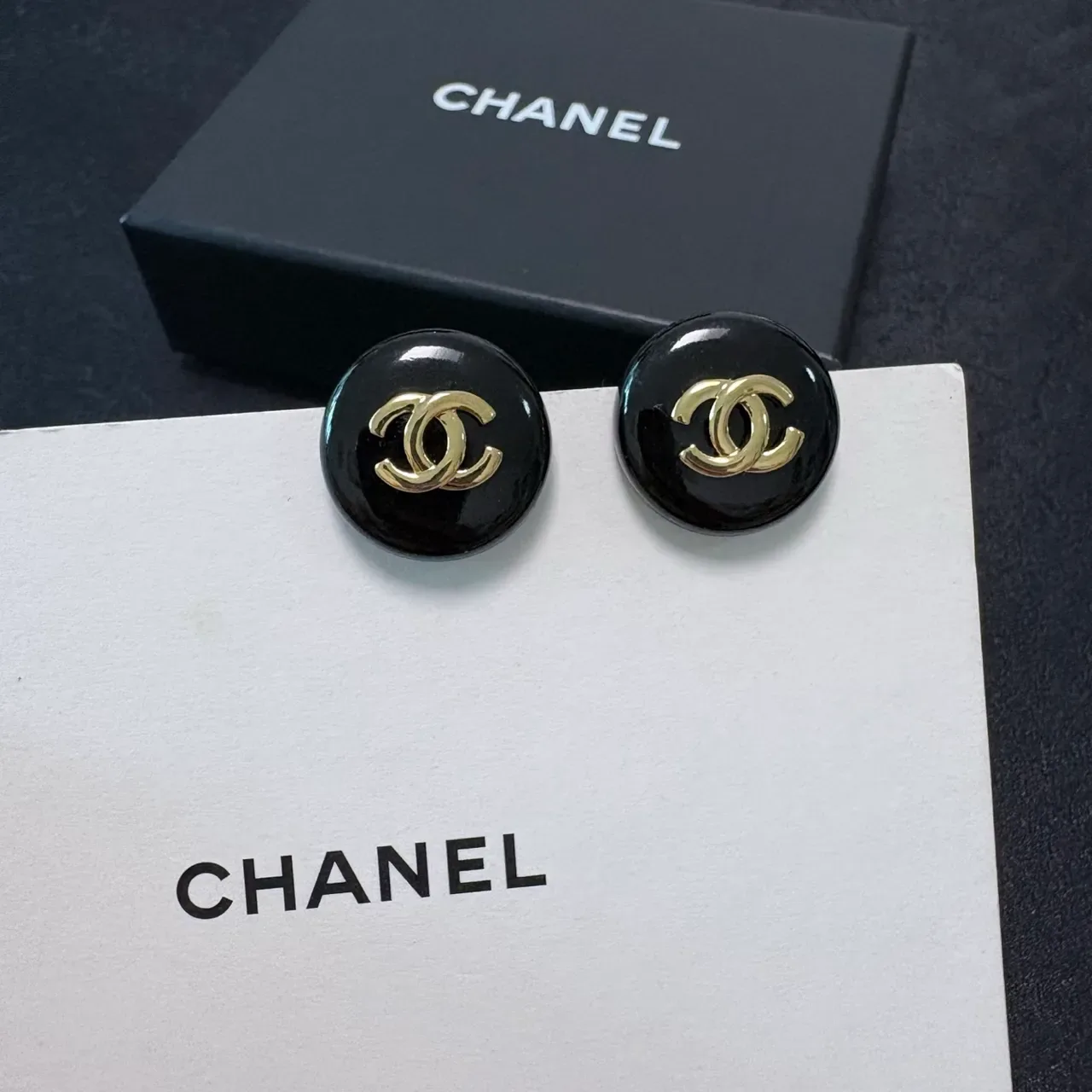 Chanel CC Brincos Stud Preto Dourado Redondos Esmaltados 4