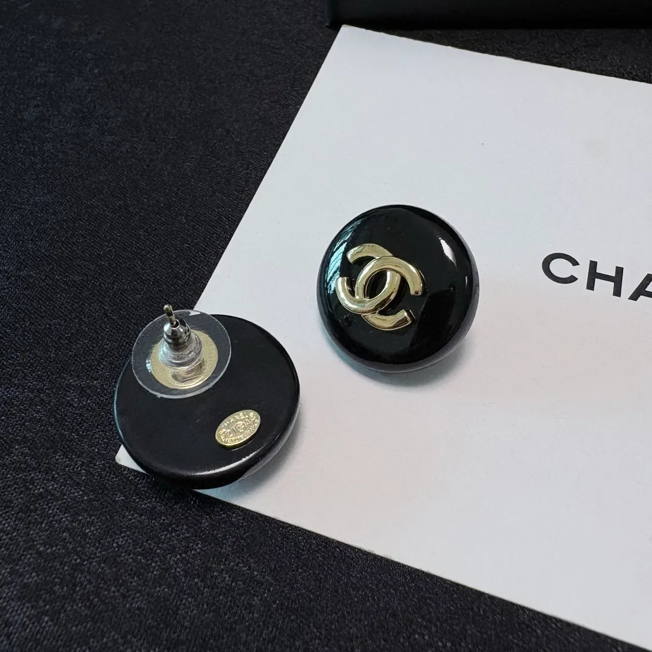 Chanel CC Brincos Stud Preto Dourado Redondos Esmaltados 5