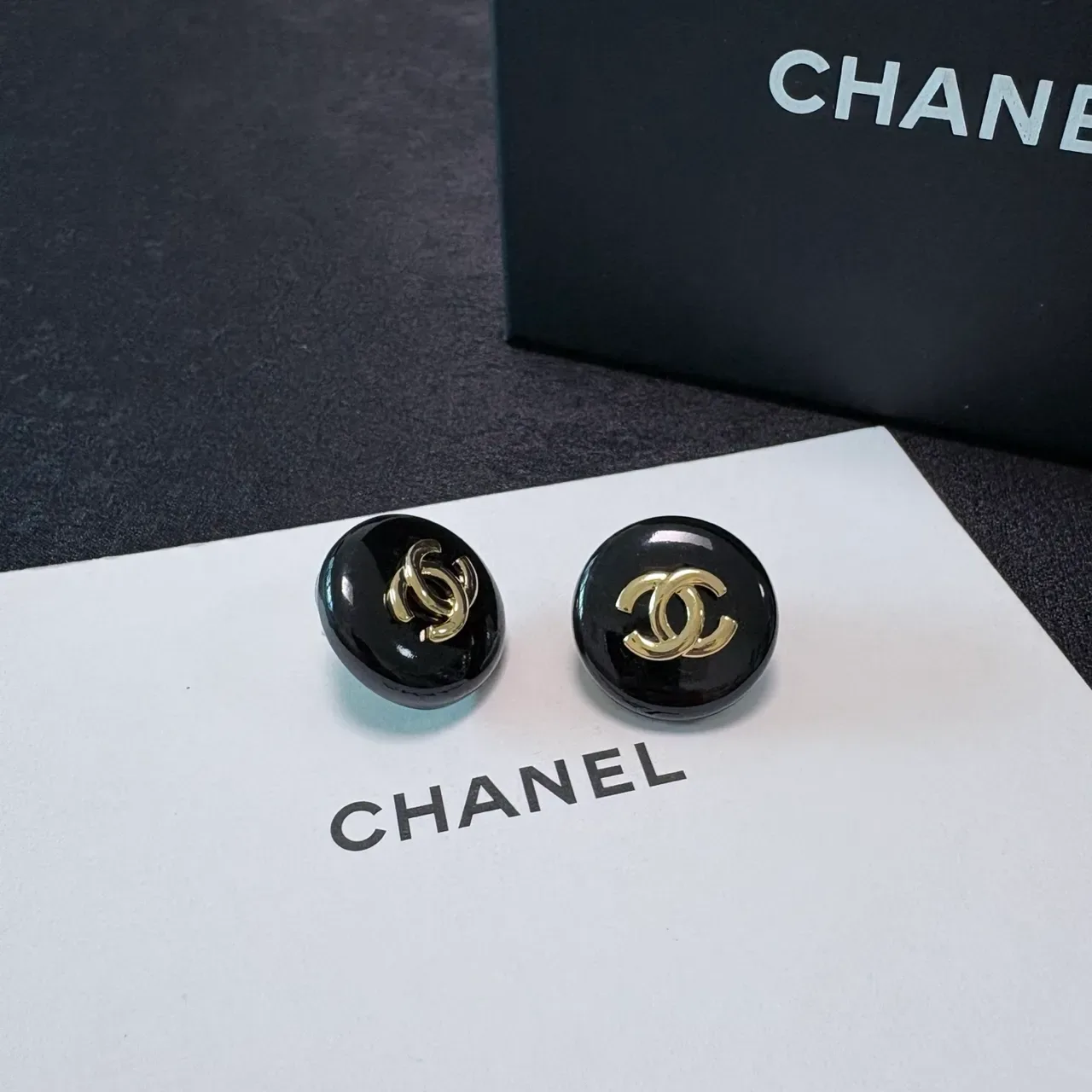 Chanel CC Brincos Stud Preto Dourado Redondos Esmaltados 6