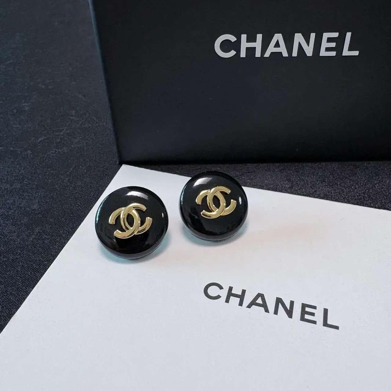 Chanel CC Brincos Stud Preto Dourado Redondos Esmaltados 7