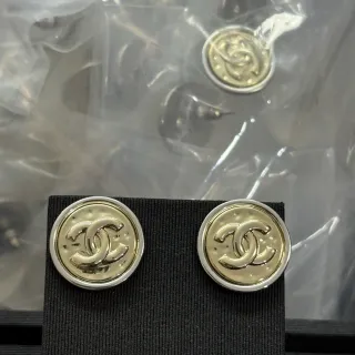 Chanel CC Stud أقراط ذهبية فضية دائرية ثنائية اللون معدنية