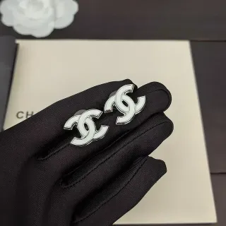 Chanel CC Branco Prateado Interlocking Logo Esmaltado Brincos
