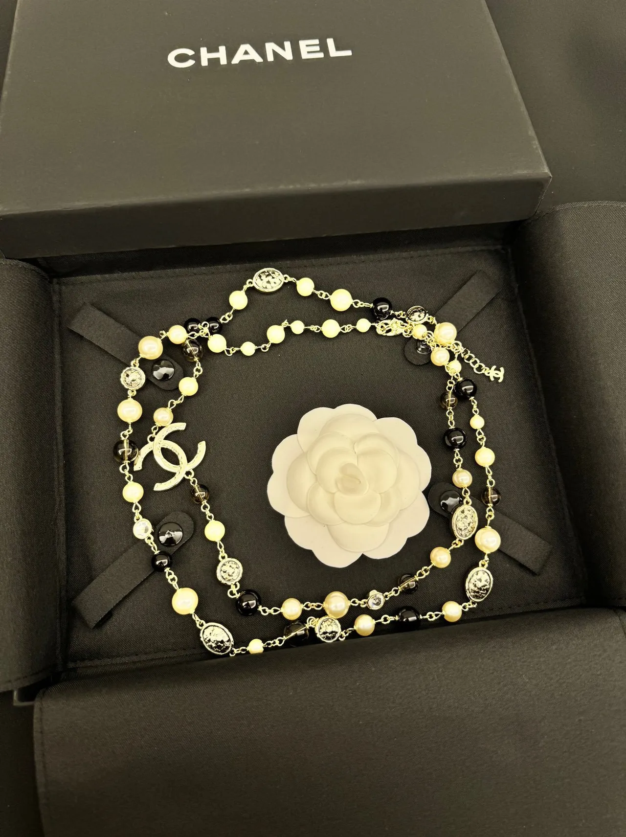 Collier Chaîne Chanel Classique Noir Or Perlé Fermoir CC 2