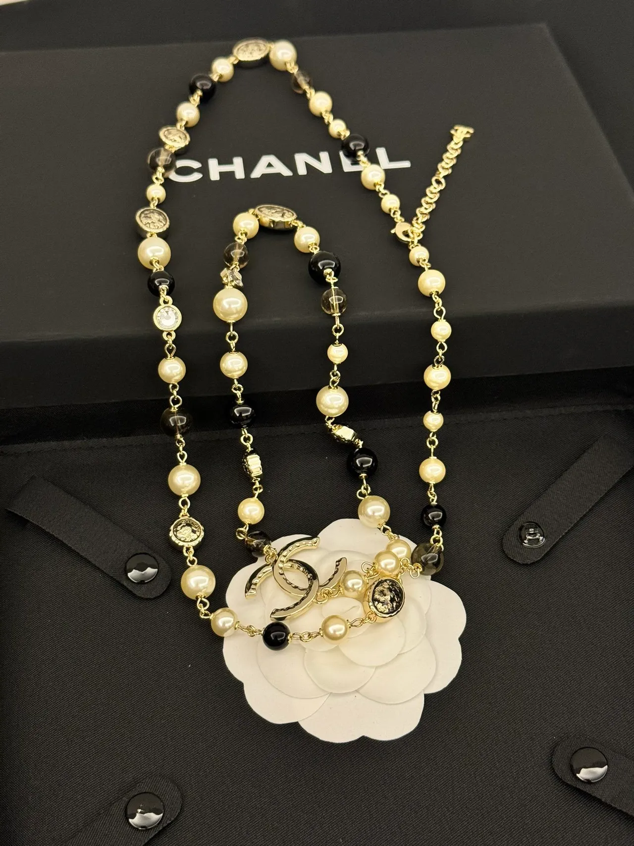 Collier Chaîne Chanel Classique Noir Or Perlé Fermoir CC 5