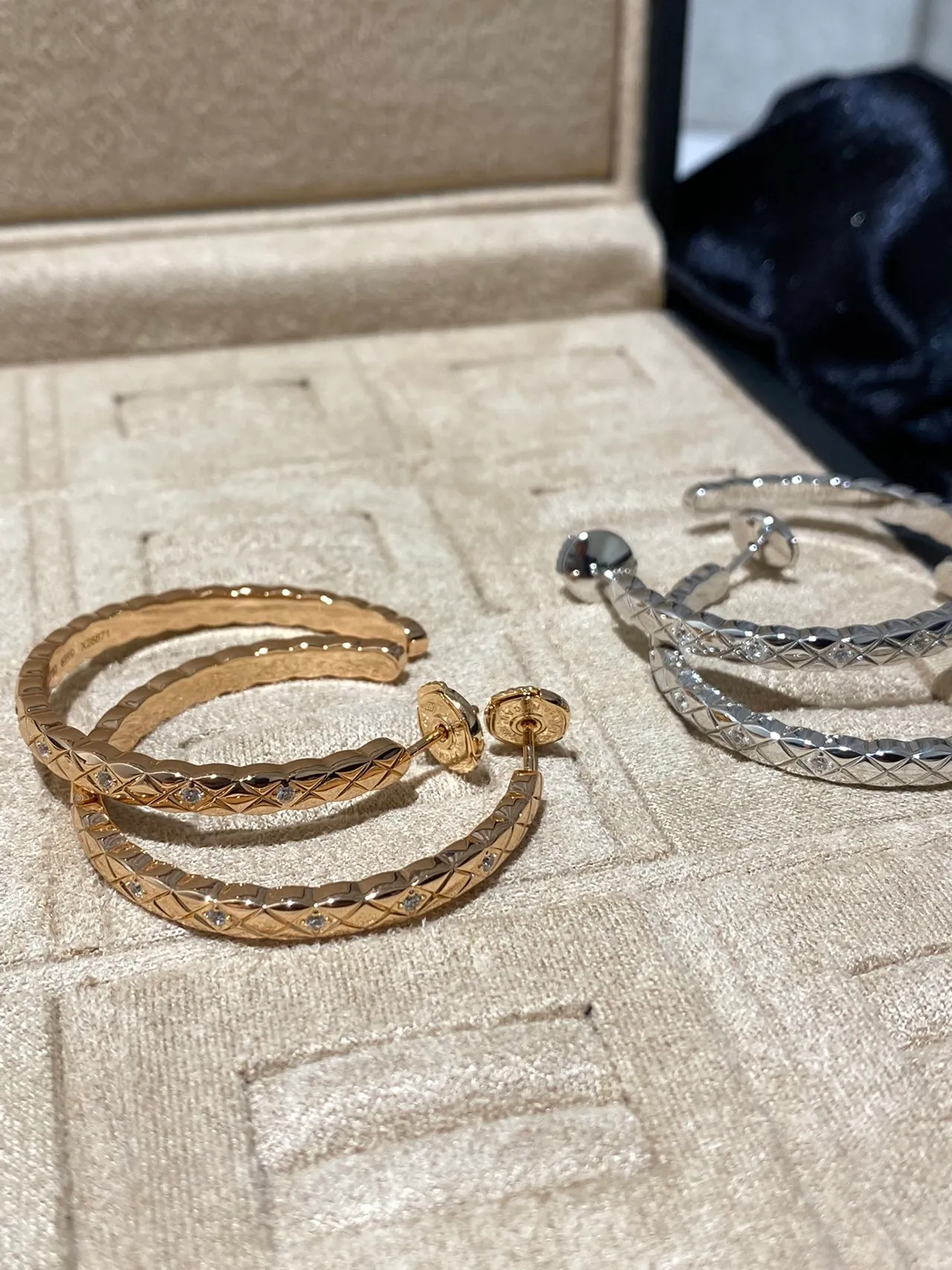 Chanel Coco Crush কুইল্টেড পাভে Hoop ইয়াররিংস 5