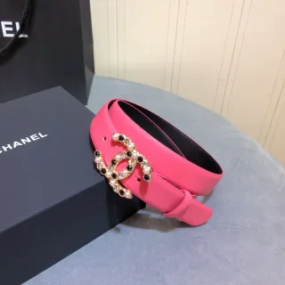 Chanel حزام جلدي وردي مع مشبك CC مزخرف