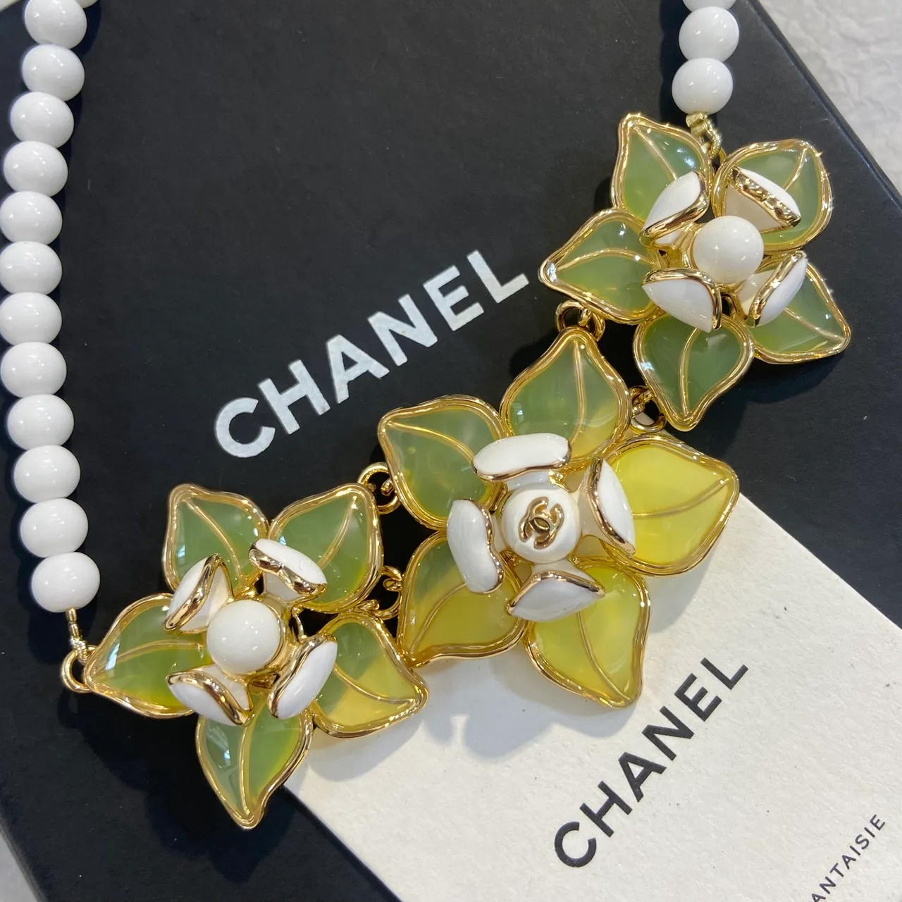 Chanel ফ্লোরাল বিব নেকলেস সাদা সবুজ এনামেল এবং পার্ল নেকলেস 4