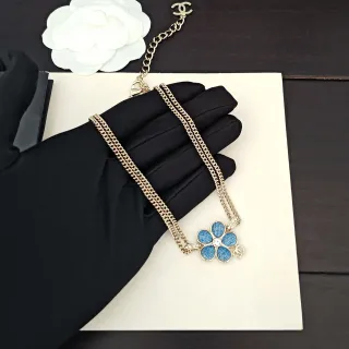 Chanel قلادة زهرية سلسلة ذهبية اللون