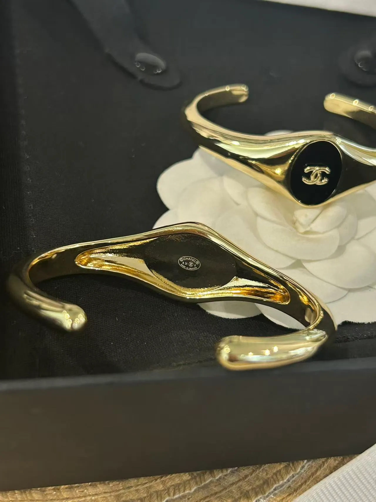 Chanel সোনালি বার্গান্ডি অসমমিত খোলা কফ পালিশড মেটাল ব্রেসলেট 2