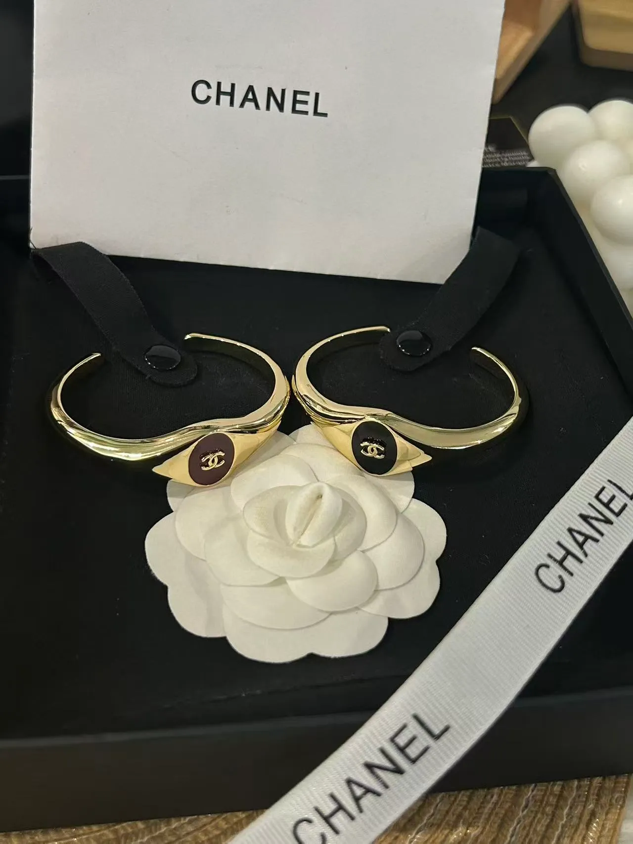 Chanel সোনালি বার্গান্ডি অসমমিত খোলা কফ পালিশড মেটাল ব্রেসলেট 3