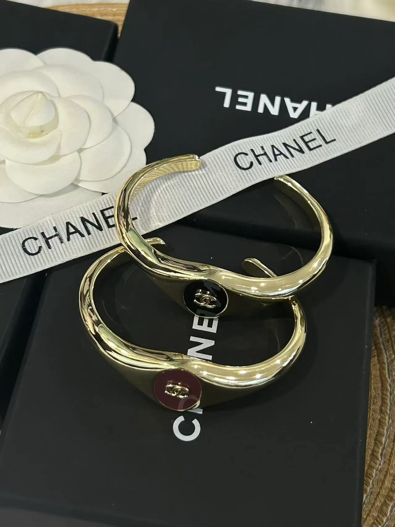 Chanel সোনালি বার্গান্ডি অসমমিত খোলা কফ পালিশড মেটাল ব্রেসলেট 5