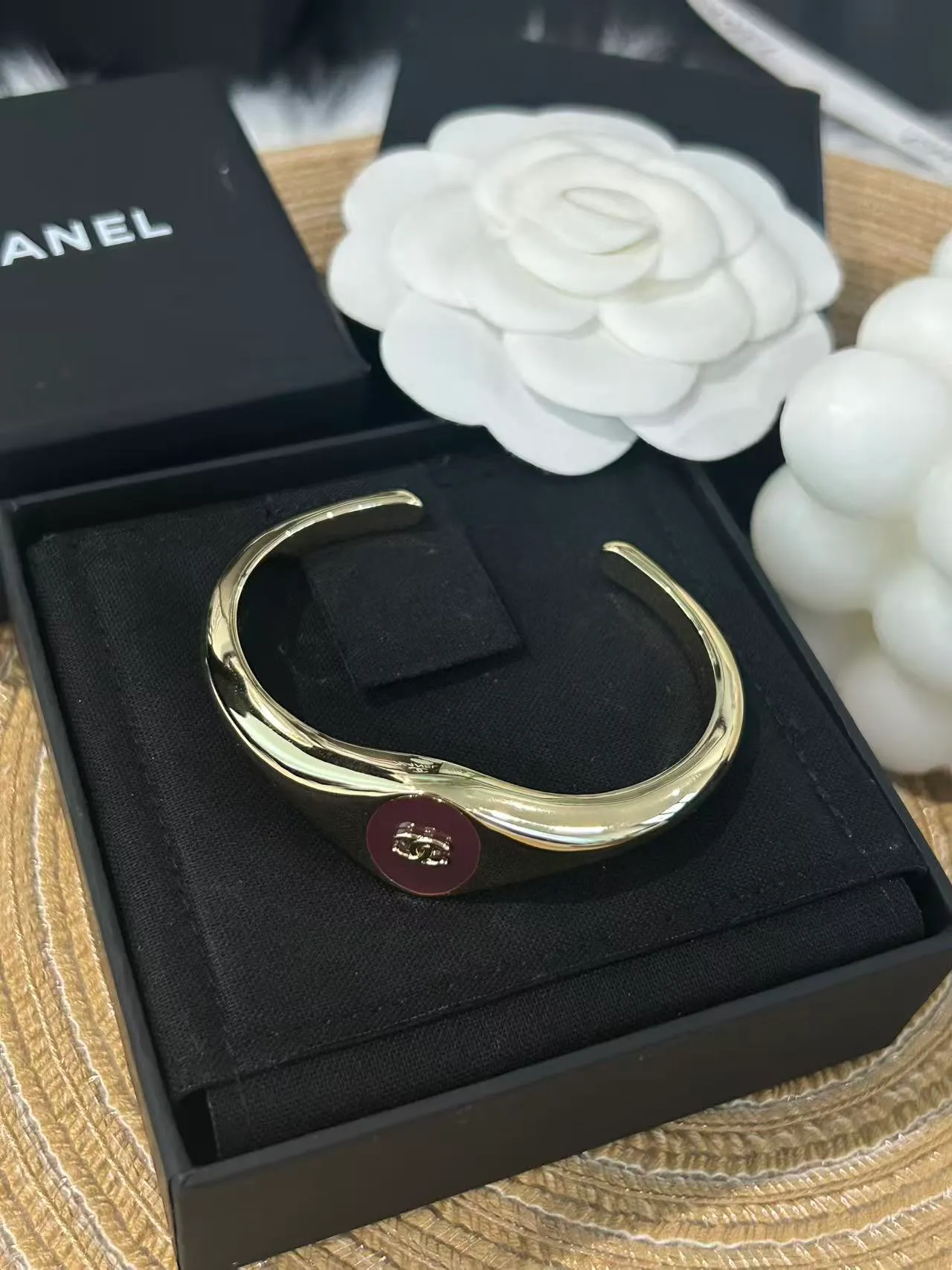 Chanel সোনালি বার্গান্ডি অসমমিত খোলা কফ পালিশড মেটাল ব্রেসলেট 6