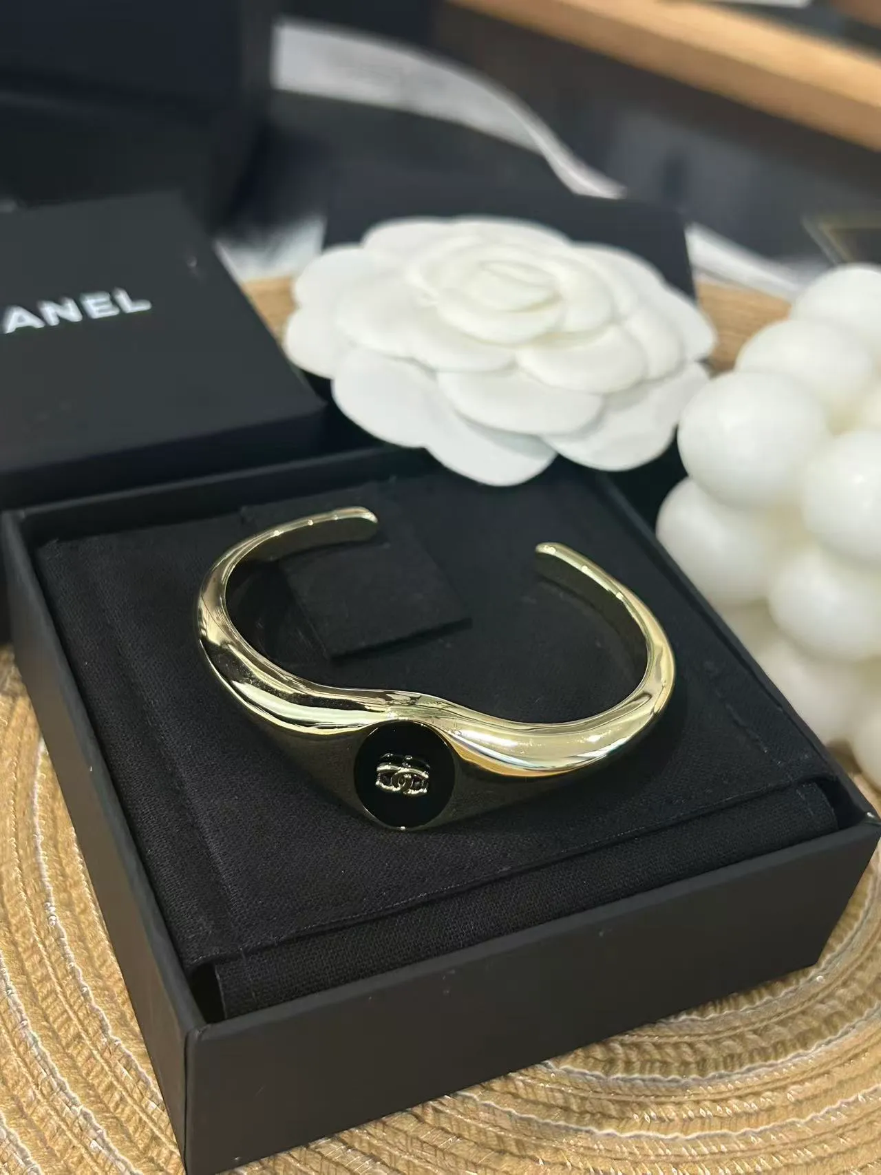 Chanel সোনালি বার্গান্ডি অসমমিত খোলা কফ পালিশড মেটাল ব্রেসলেট 7