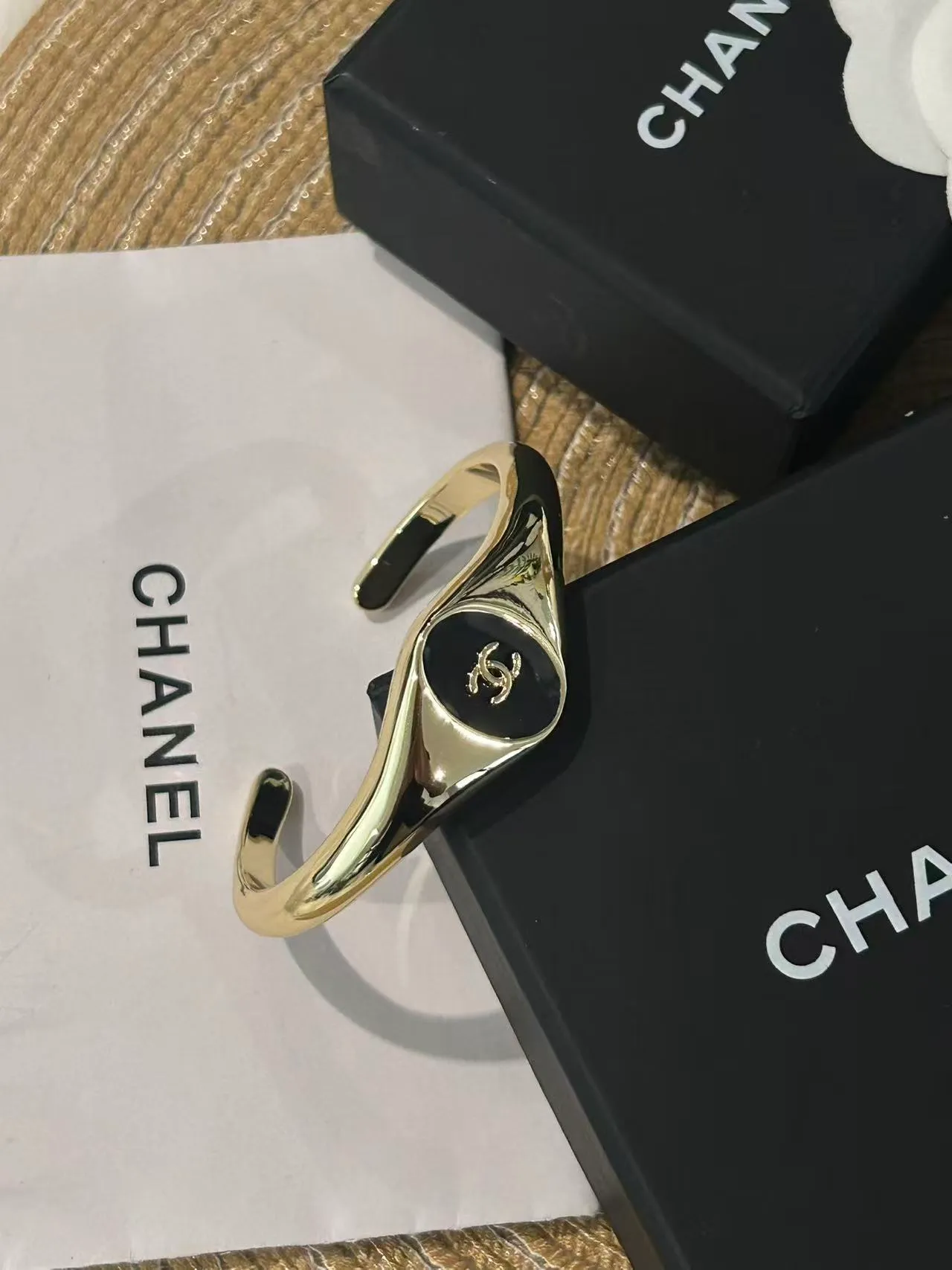Chanel সোনালি বার্গান্ডি অসমমিত খোলা কফ পালিশড মেটাল ব্রেসলেট 8