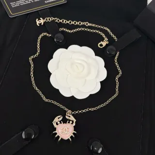 قلادة Chanel ذهبية وردية سلسلة كاميليا بيضاء