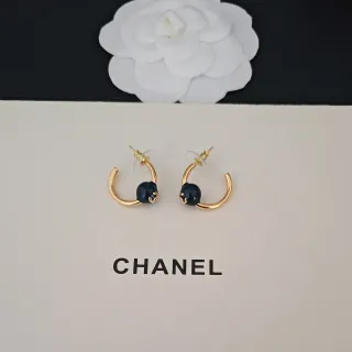 Chanel Brincos C-Hoop dourados com pérola de esmalte preto
