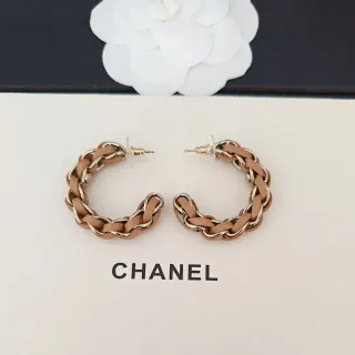Chanel Pendientes Aros de Cuero Entrelazado y Cadena de Tono Dorado