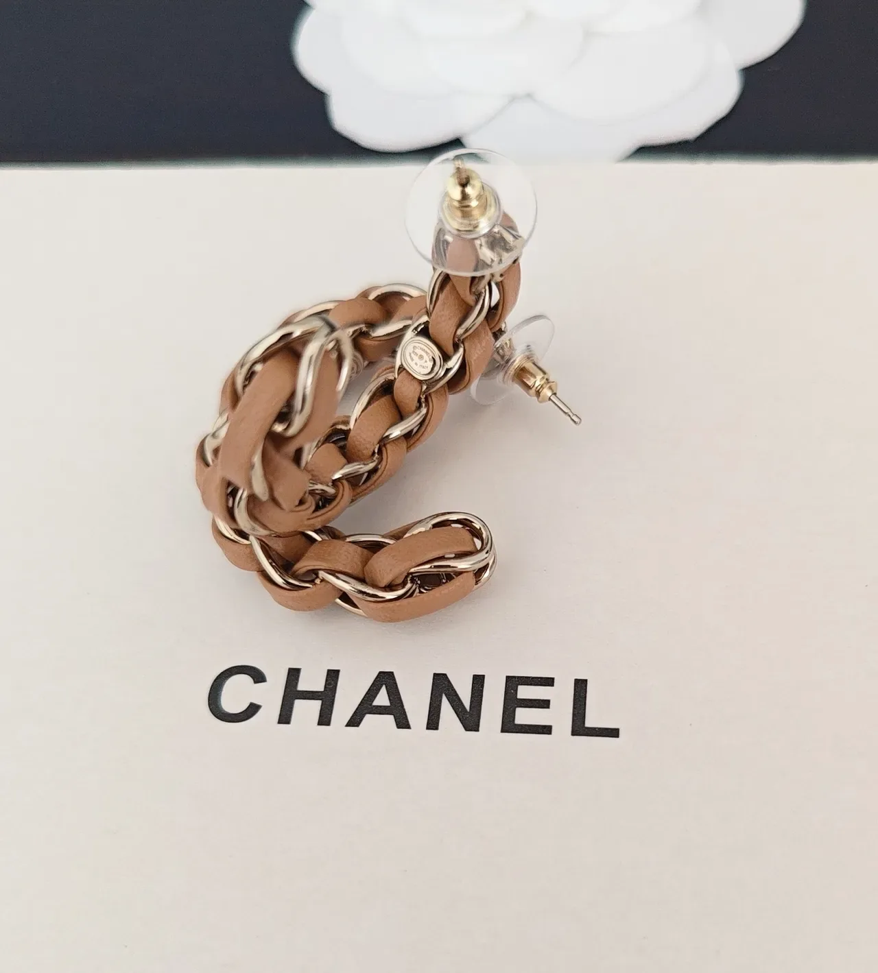 Chanel Boucles d'Oreilles Aros en Cuir Entrelacé et Chaîne Dorée 3