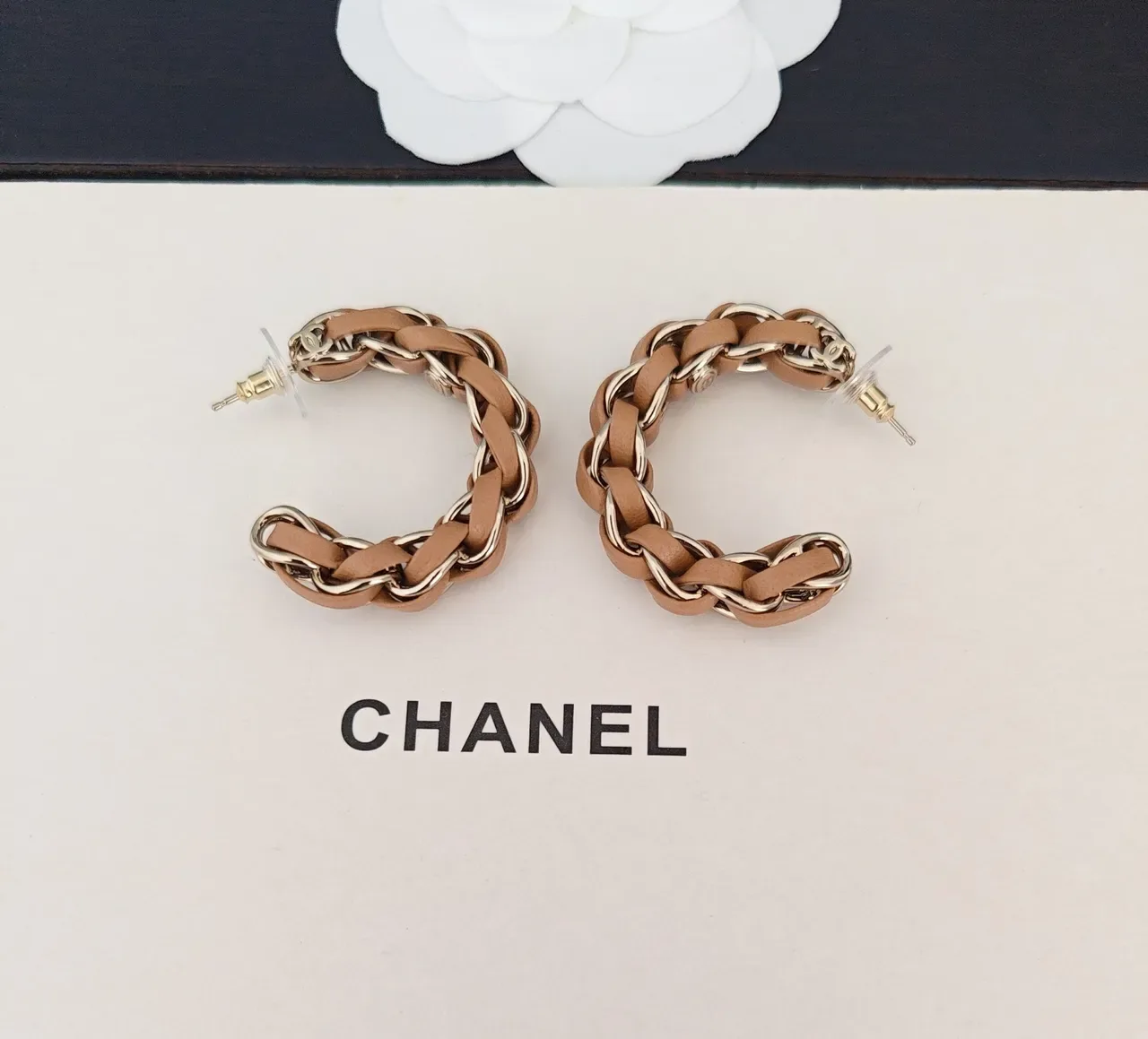 Chanel Boucles d'Oreilles Aros en Cuir Entrelacé et Chaîne Dorée 4