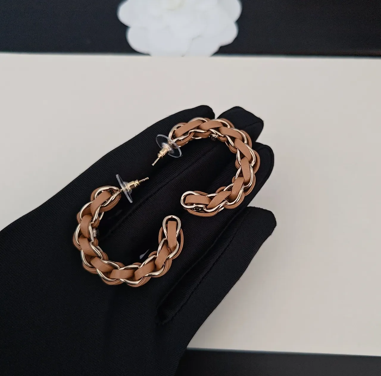 Chanel Boucles d'Oreilles Aros en Cuir Entrelacé et Chaîne Dorée 5