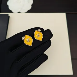 Chanel أقراط أذن على شكل ليمون مينا CC Logo