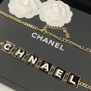 عقد Chanel Logo Letter أسود وأبيض مينا سلسلة ذهبية