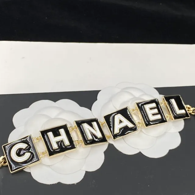 Collier Chanel Logo Lettre Noir et Blanc Émail Chaîne Dorée 3