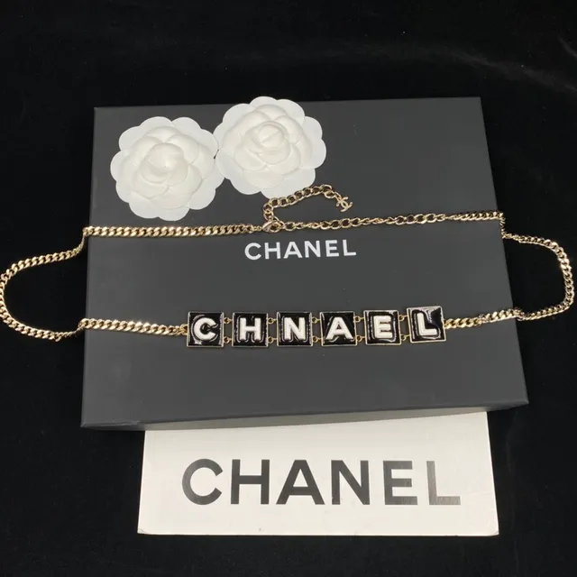 Collier Chanel Logo Lettre Noir et Blanc Émail Chaîne Dorée 4