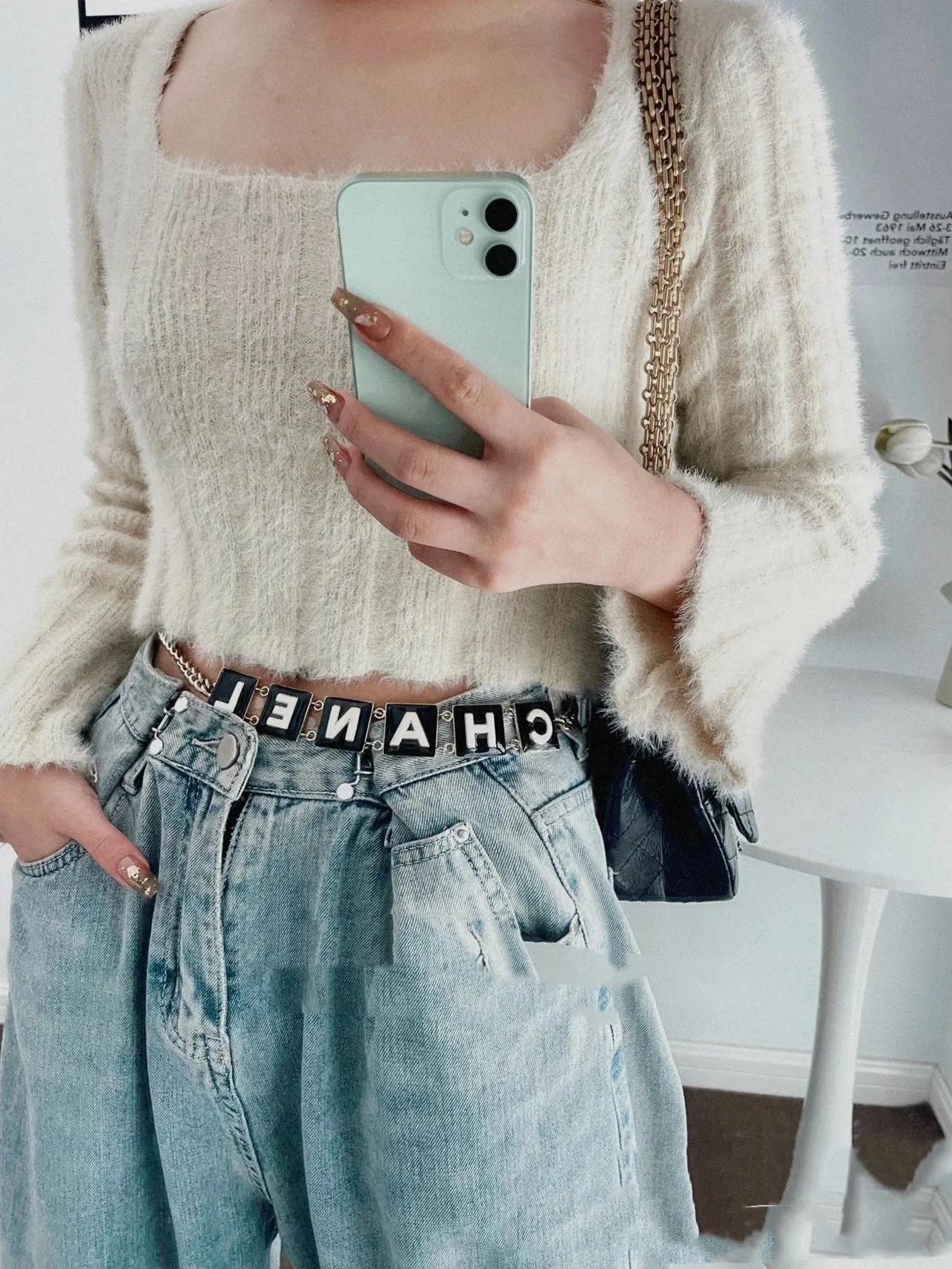 Collier Chanel Logo Lettre Noir et Blanc Émail Chaîne Dorée 5