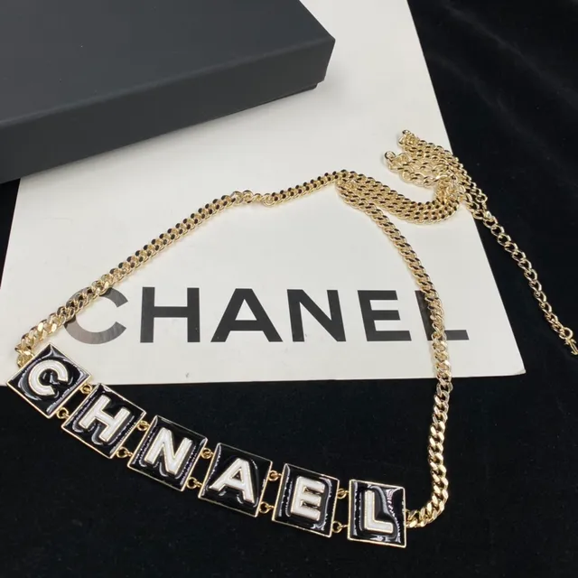 Collier Chanel Logo Lettre Noir et Blanc Émail Chaîne Dorée 6