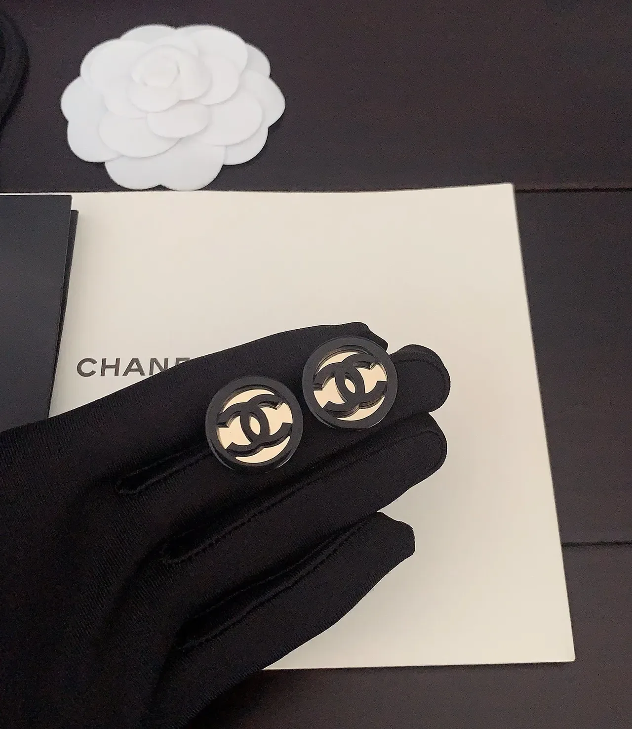 Chanel Logo Boucles d'oreilles Stud Noir et Or Circulaires 4
