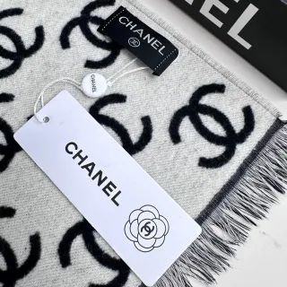 Chanel Cachecol em Cashmere com Franjas e Estampa Monograma