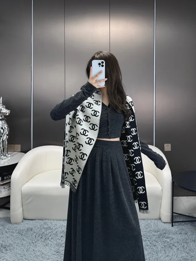 Chanel Écharpe en Cachemire à Imprimé Monogram avec Franges 2