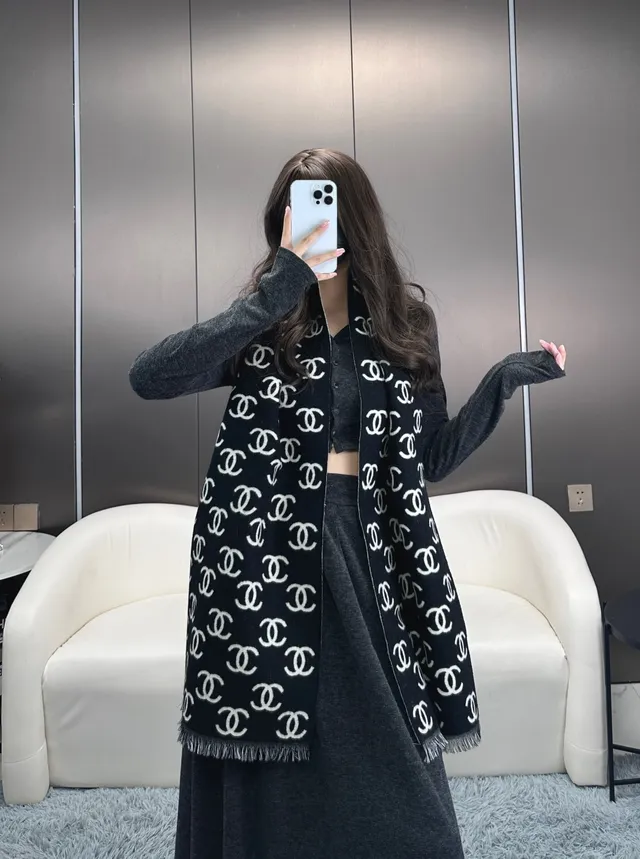 Chanel Écharpe en Cachemire à Imprimé Monogram avec Franges 3