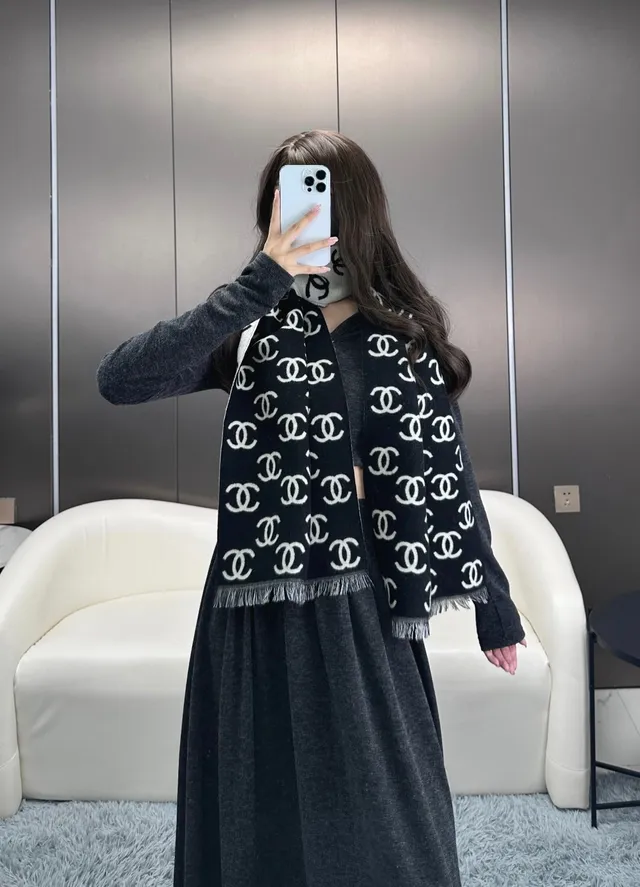 Chanel Écharpe en Cachemire à Imprimé Monogram avec Franges 4