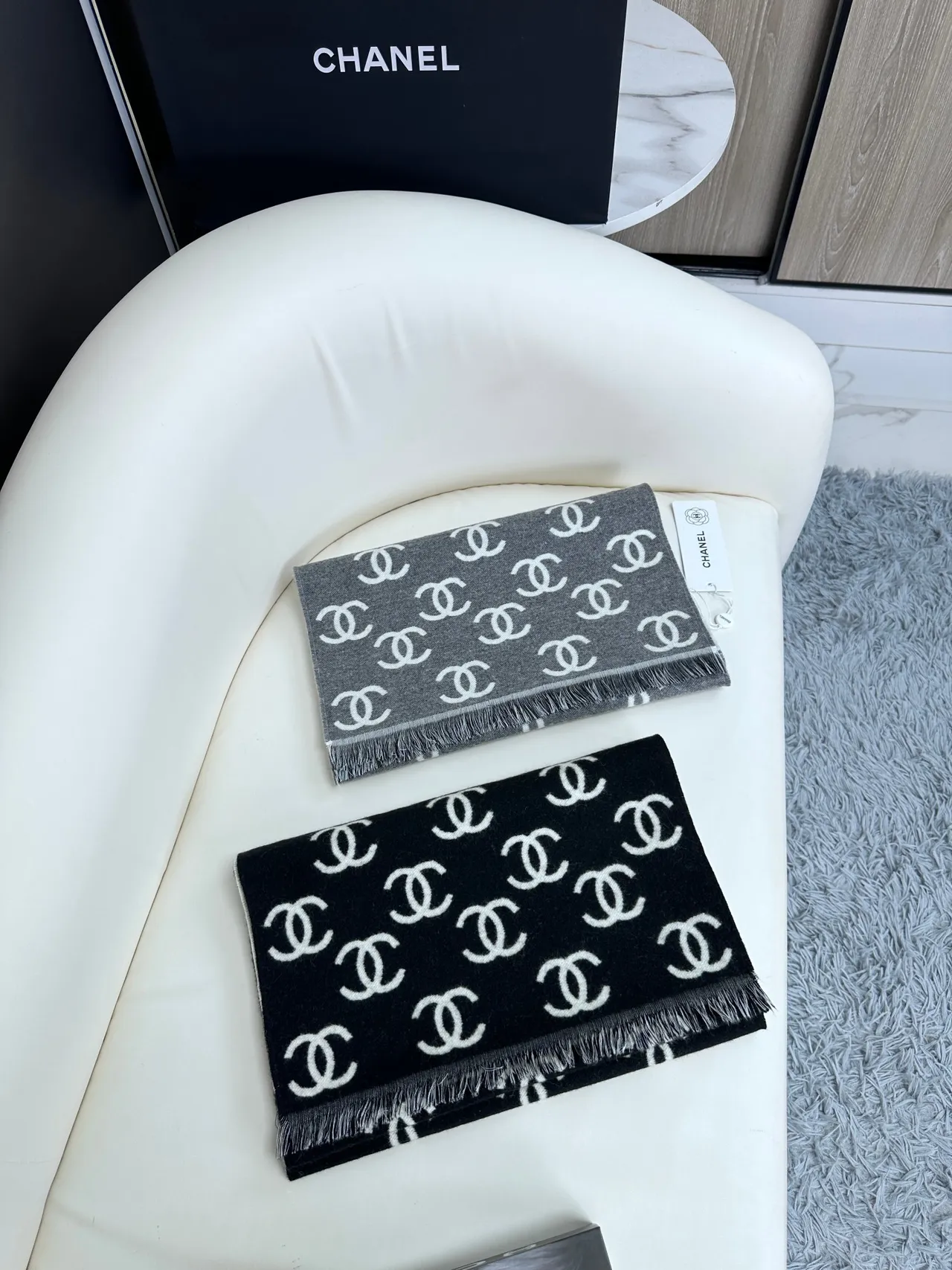 Chanel Écharpe en Cachemire à Imprimé Monogram avec Franges 5