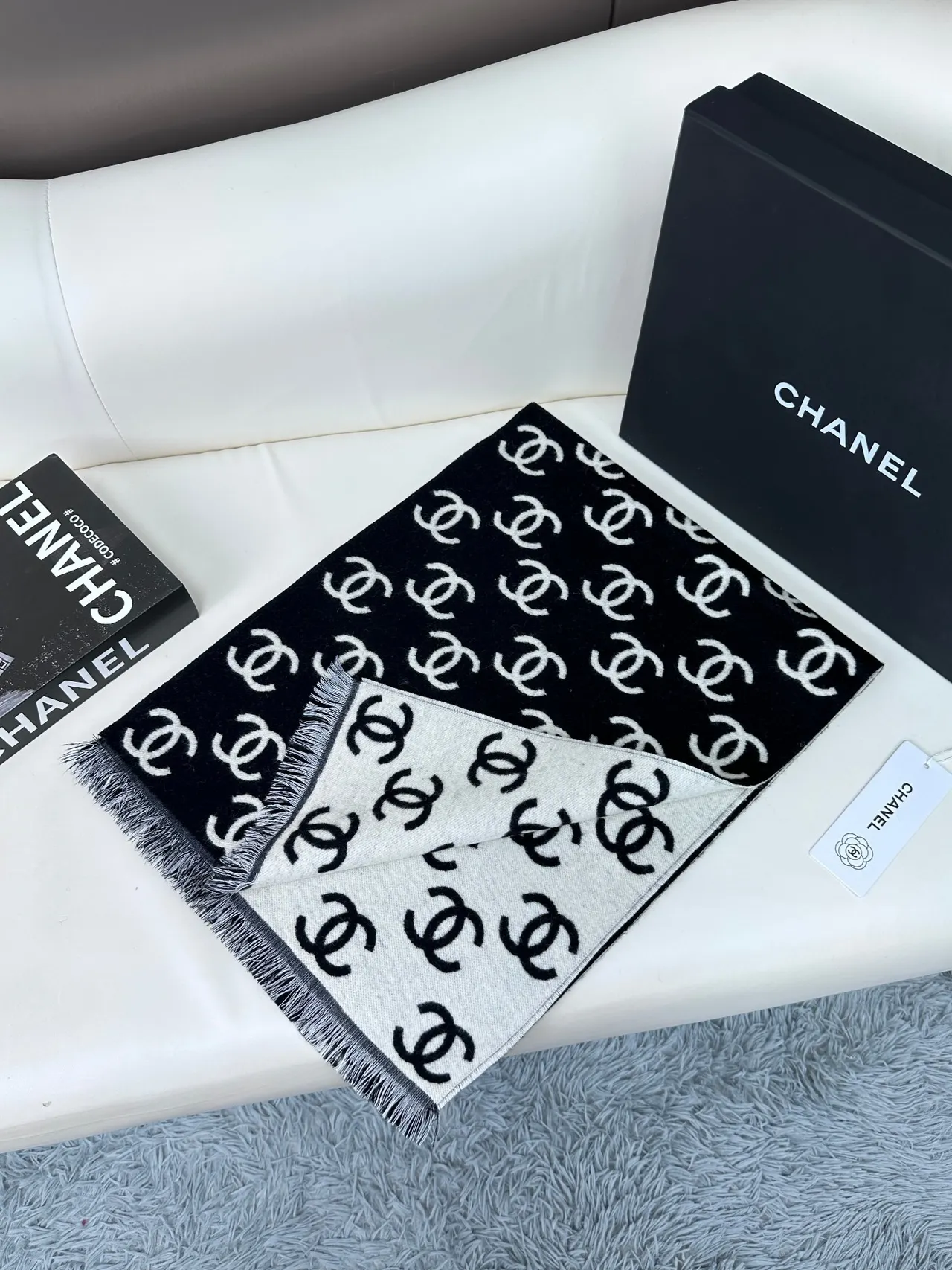 Chanel Écharpe en Cachemire à Imprimé Monogram avec Franges 7