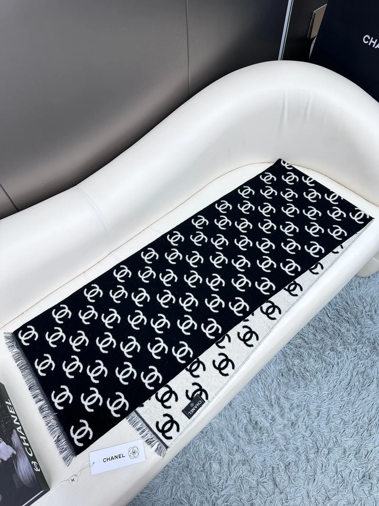 Chanel Écharpe en Cachemire à Imprimé Monogram avec Franges 8